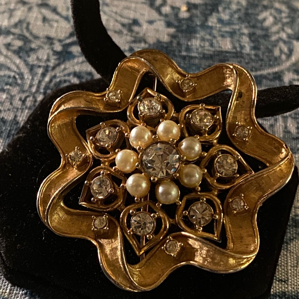 Elegant Gold and Pearl 2in 1 SC Brooch